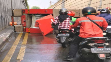 Mobil pemadam kebakaran (Damkar) terguling