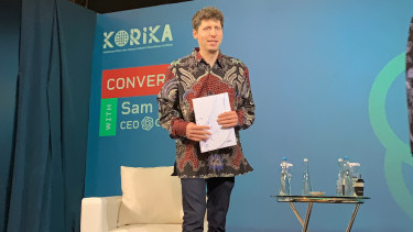 CEO OpenAI dan Pendiri ChatGPT Sam Altman mengenakan kemeja batik.