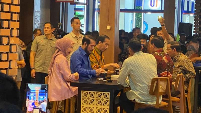 Presiden Jokowi bersama sejumlah menteri di Jakarta Fair