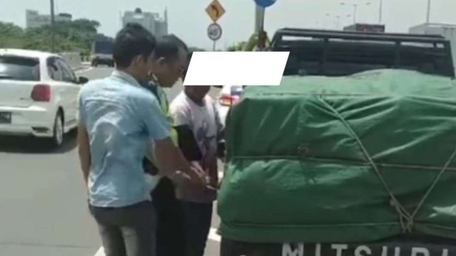 Viral Oknum Polisi Terekam Sedang Salam Sejahtera di Tol