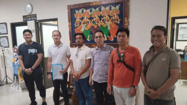 Satreskrim Polresta Denpasar menyerahkan Warga negara asing (WNA) asal Amerika Serikat bernama Mell Jared Brendan ke Imigrasi.