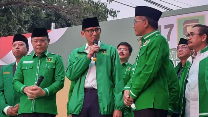 Pelaksana Tugas Ketua Umum PPP Muhamad Mardiono (kiri) bersama Menteri Pariwisata dan Ekonomi Kreatif Sandiaga Uno (tengah) saat konferensi pers di kantor pusat PPP, Jakarta, Rabu, 14 Juni 2023.