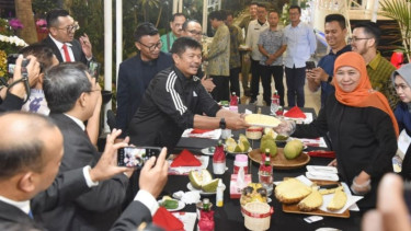 Indra Sjafri bersama Khofifah Indar Parawansa