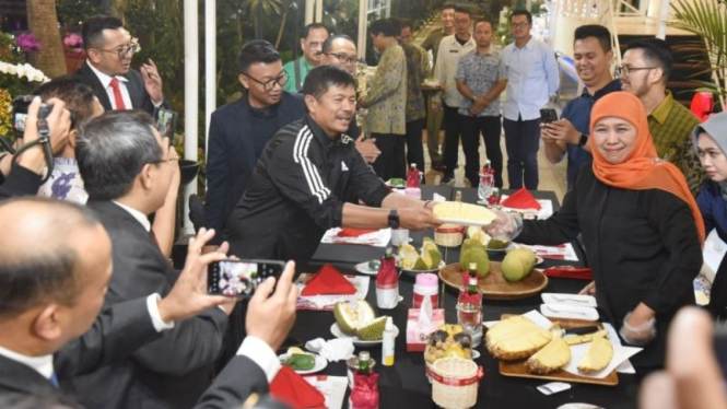 Indra Sjafri bersama Khofifah Indar Parawansa
