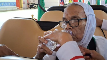 jemaah Lansia minum air
