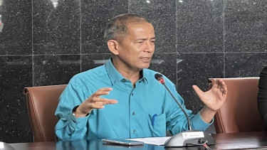 Hakim Konstitusi Saldi Isra saat jumpa pers di Mahkamah Konstitusi