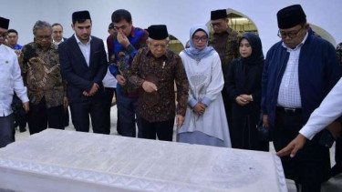 Wakil Presiden Ma'ruf Amin dan istri Wury Ma'ruf Amin saat berziarah ke makam Imam Bukhari di Samarkand, Uzbekistan, Kamis, 15 Juni 2023.