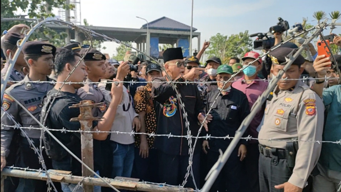 Pimpinan Ponpes Al Zaytun Syekh Panji Gumilang temui polisi di depan massa pendemo.