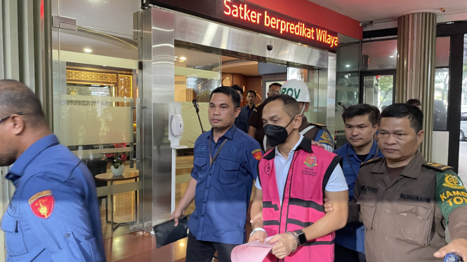Yusrizki tersangka kasus korupsi BTS di Kejaksaan Agung
