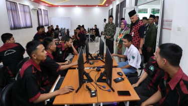 Gubernur Jawa Tengah Ganjar Pranowo meninjau salah satu SMK di Jateng