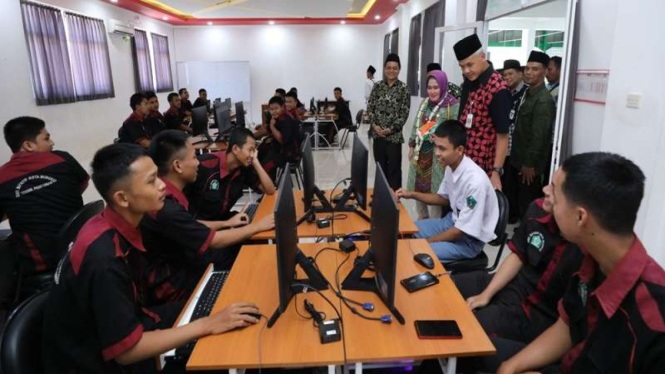 Gubernur Jawa Tengah Ganjar Pranowo meninjau salah satu SMK di Jateng