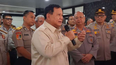 Menteri Pertahanan Prabowo Subianto menjawab pertanyaan pers di Sekolah Staf dan Pimpinan Lembaga Pendidikan dan Pelatihan Polri, Bandung, Jawa Barat, Jumat, 16 Juni 2023.