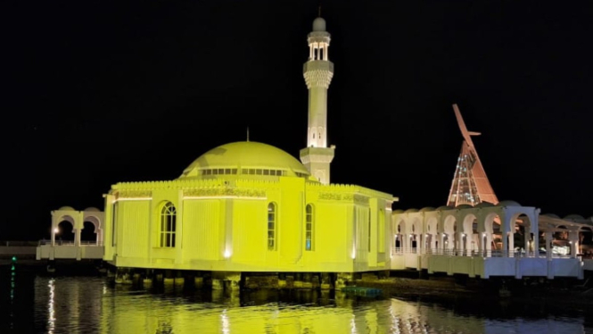 Suasana Malam di Masjid Terapung Jeddah