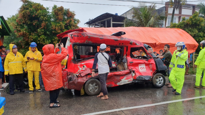 Angkot nyangkut di rel dan terseret KRL di Depok