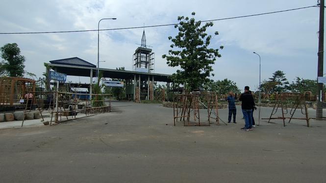 Pintu masuk pondok pesantren Al Zaytun.