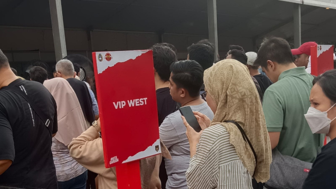 Suasana penukaran tiket Timnas Indonesia vs Argentina