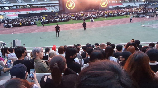 SEVENTEEN sedang nonton Bruno Mars