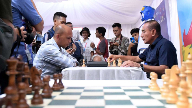 Gubernur Sumatera Utara, Edy Rahmayadi menghadapi pecatur Zulfikar Panjaitan