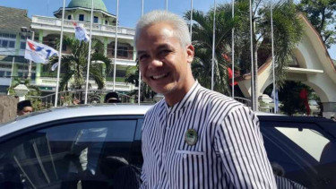 Bakal calon presiden Ganjar Pranowo tiba di Makam Pahlawan Nasional Zainuddin Abdul Majid, Kecamatan Selong, Kabupaten Lombok Timur, Nusa Tenggara Barat (NTB), Minggu, 18 Juni 2023.