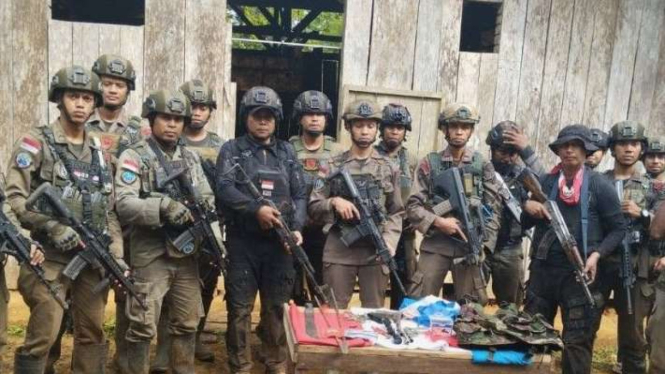 Tim gabungan Satgas Damai Cartenz dan Polres Kepulauan Yapen di markas KKB di Kampung Ambaidiru, Kabupaten Yapen, Papua, Jumat, 15 Juni 2023.