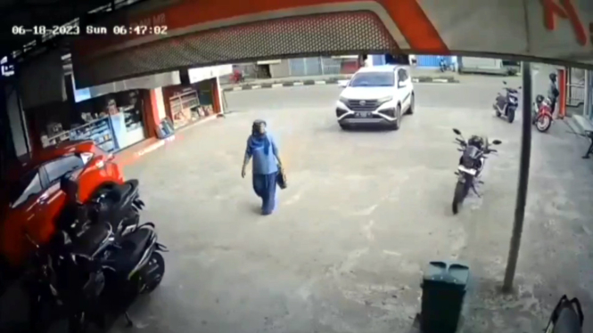 VIVA Otomotif: Viral mobil mundur saat pengemudi turun