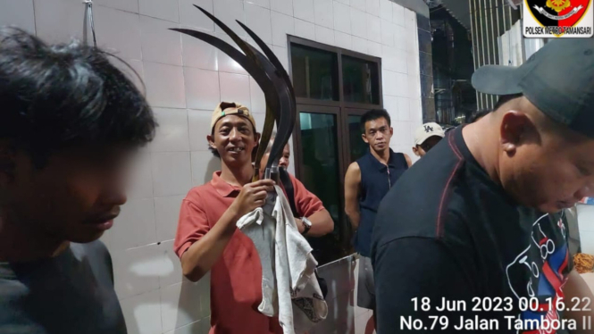 Beragam senjata yang dibawa pelaku dalan tawuran di Tamansari, Jakarta 