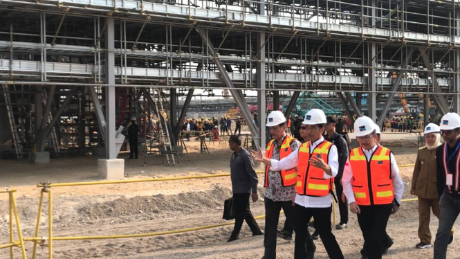 Presiden Jokowi saat meninjau pembangunan smelter PT Freeport Indonesia di Gresik