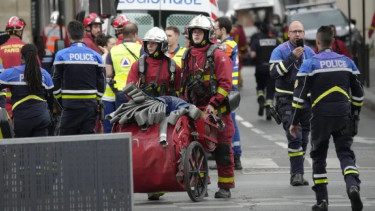 Pemadam kebakaran dan polisi dikerahkan untuk memadamkan api kebakaran di sebuah gedung di Paris, Prancis.