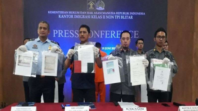 Imigrasi Blitar mengamankan WNA yang menyalahi izin tinggal 