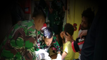 VIVA Militer: Tim kesehatan Yonif 143/TWEJ selamatkan Novila Ball.