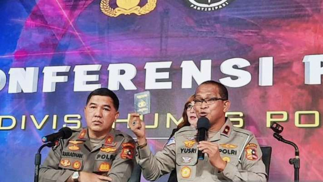 Direktur Registrasi dan Identifikasi Korps Lalu Lintas Korlantas Polri Brigjen Pol. Yusri Yunus didampingi Kepala Biro Penerangan Masyarakat Divisi Humas Polri Brigjen Pol. Ahmad Ramadhan memberikan keterangan pers di Mabes Polri, Jakarta, Kamis, 26 Juni 
