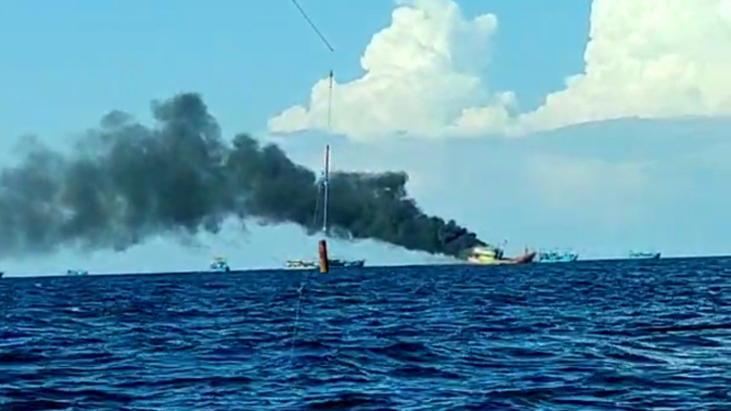 Kapal nelayan cantrang yang dibakar nelayan kapal cumi di perairan Kalbar