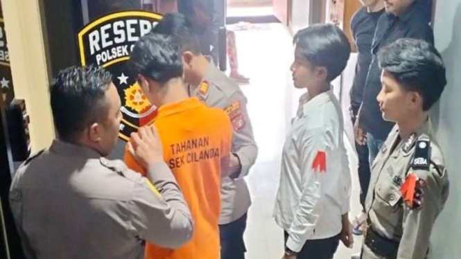 Polisi dari Polsek Cilandak menangkap seniman tato yang aniaya pacarnya
