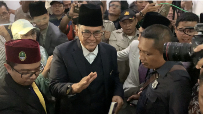Pimpinan Ponpes Al Zaytun Panji Gumilang tiba di Gedung Sate Bandung