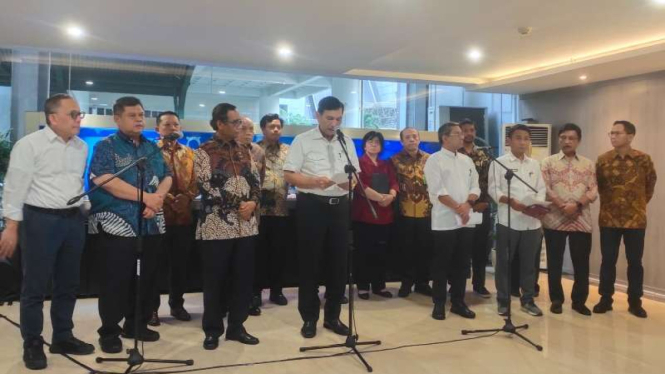 Menko Marives Luhut Binsar Pandjaitan (Tengah).