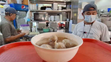 Bakso di Warung Mang Oedin, Al Balad, Jeddah dengan kuah kaldu sapi