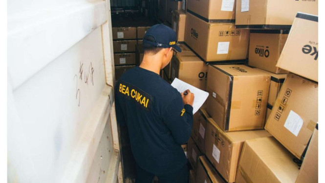 Petugas Bea Cukai saat melakukan pengecekan
