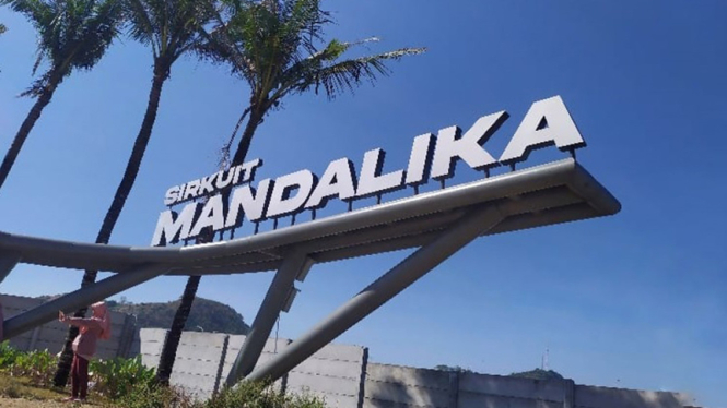 Seorang wisatawan swafoto berlatar nama Sirkuit Mandalika
