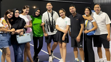 Pose Syahnaz dan Jeje bersama keluarga besar Raffi Ahmad