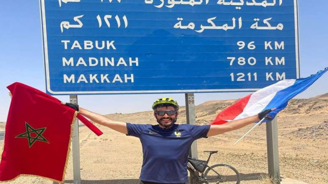 Jemaah haji Prancis Nabil Ennasri, menunaikan ibadah haji dengan bersepeda
