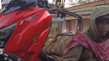 VIVA Otomotif: Viral Yamaha XMax digendong motor Honda jadul