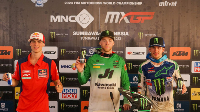 Pembalap dari Tim Kawasaki Racing, Romain Pebvre (tengah)