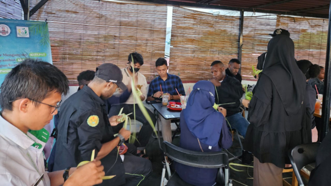 Menjelang Idul Adha, Milenial di Jakpus ramai-ramai ikut pelatihan buat ketupat