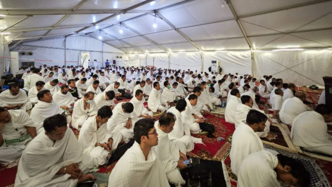 Jemaah haji Indonesia mendengarkan khutbah Subuh jelang wukuf.