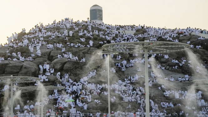 Jemaah haji melaksanakan wukuf di Arafah - Jabal Rahmah tahun 2023