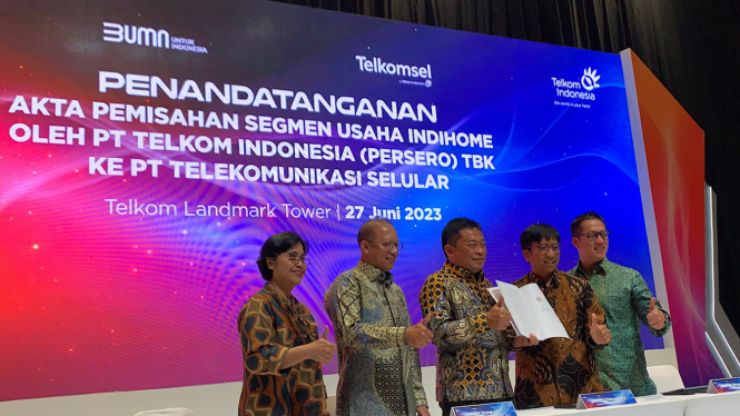 Penandatangan pemisahan usaha IndiHome oleh Telkom dan Telkomsel.