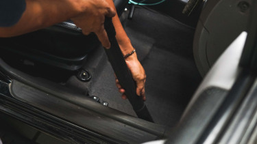 VIVA Otomotif: Ilustrasi membersihkan karpet mobil