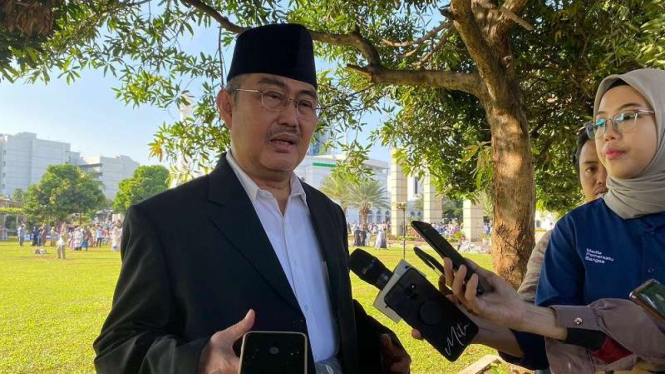 Mantan Ketua MK Jimly Asshiddiqie menjadi khotib di Masjid Agung Al Azhar
