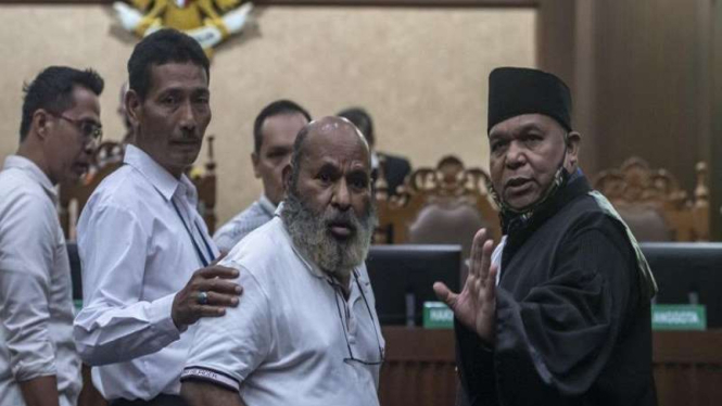 Gubernur Papua nonaktif Lukas Enembe di persidangan