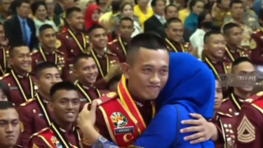 Momen Haru, Urane Aziz dipeluk sang ibu